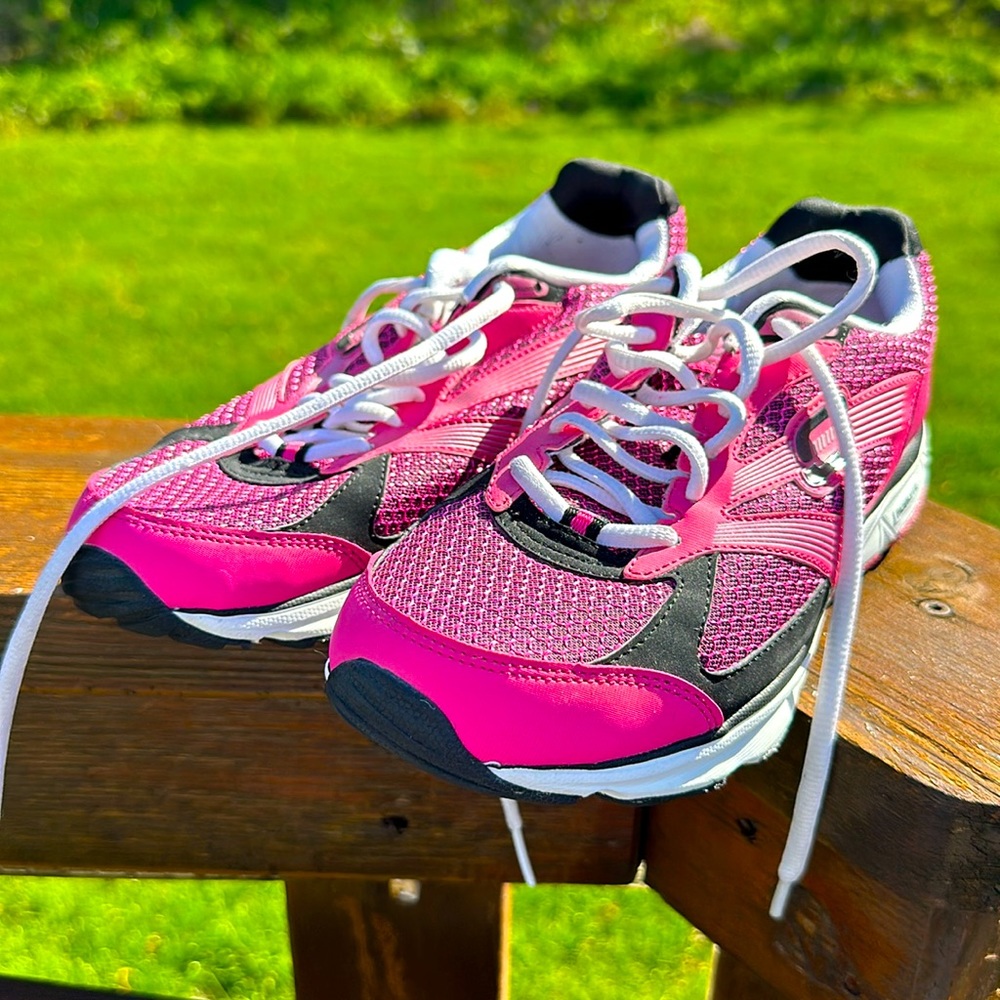 Pink/Black size 8.5 Sketchers Resistance Runner